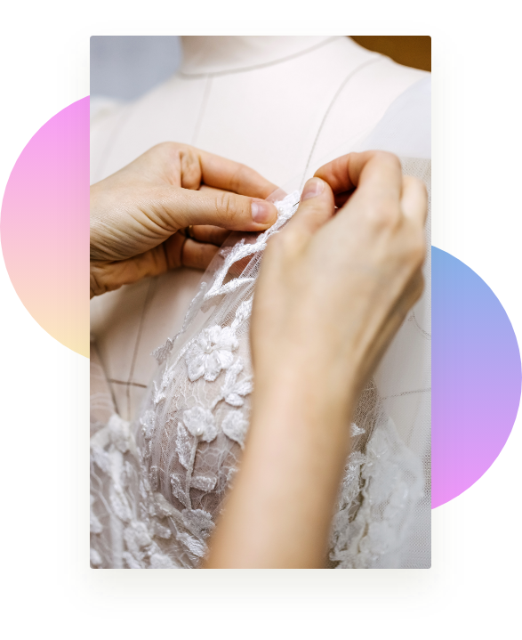Couturière en train de manipuler une robe de mariée
